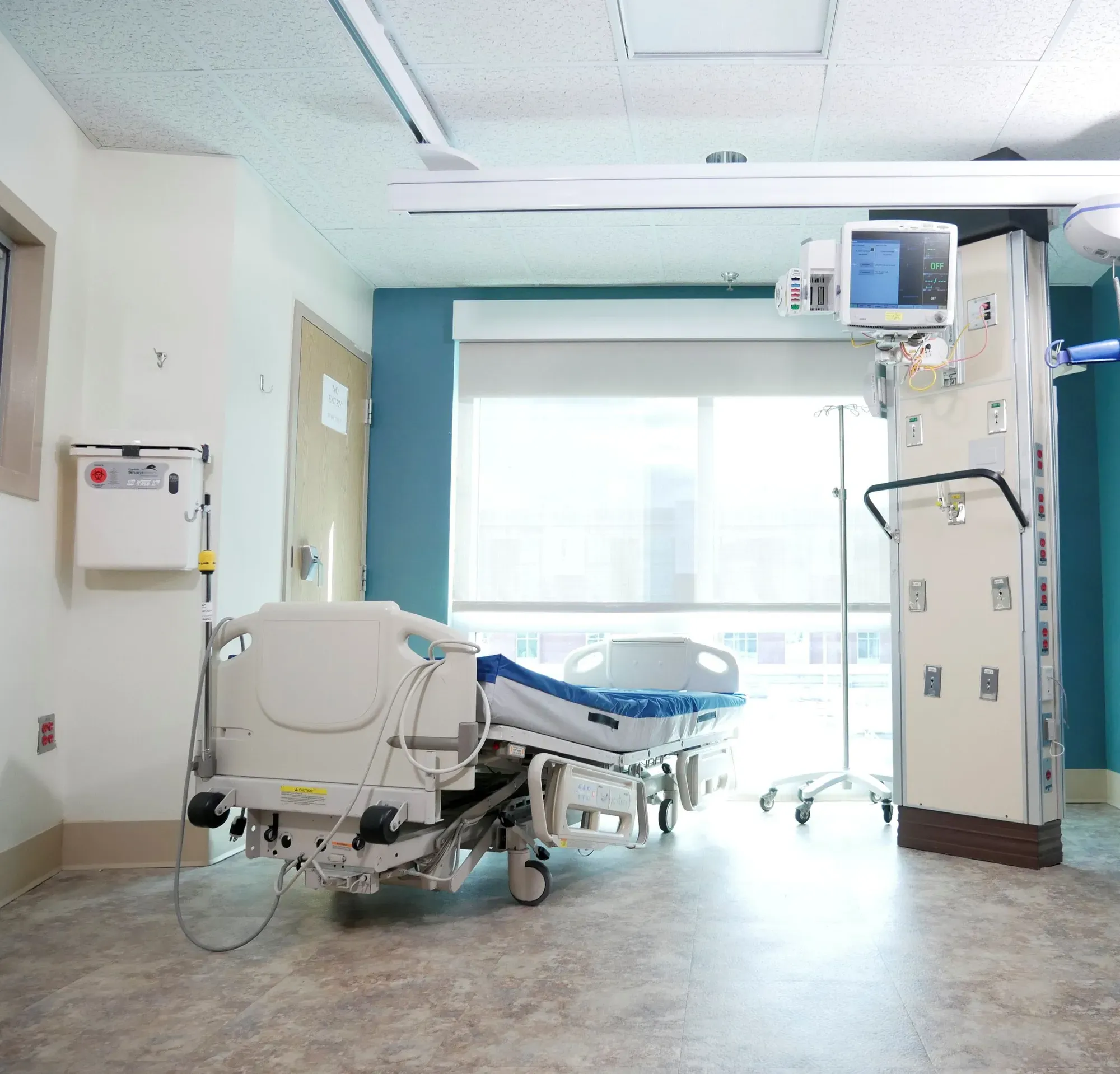 Modern, well-equipped hospital room